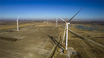 正在建设中的大庆喇嘛甸油田风电项目现场。